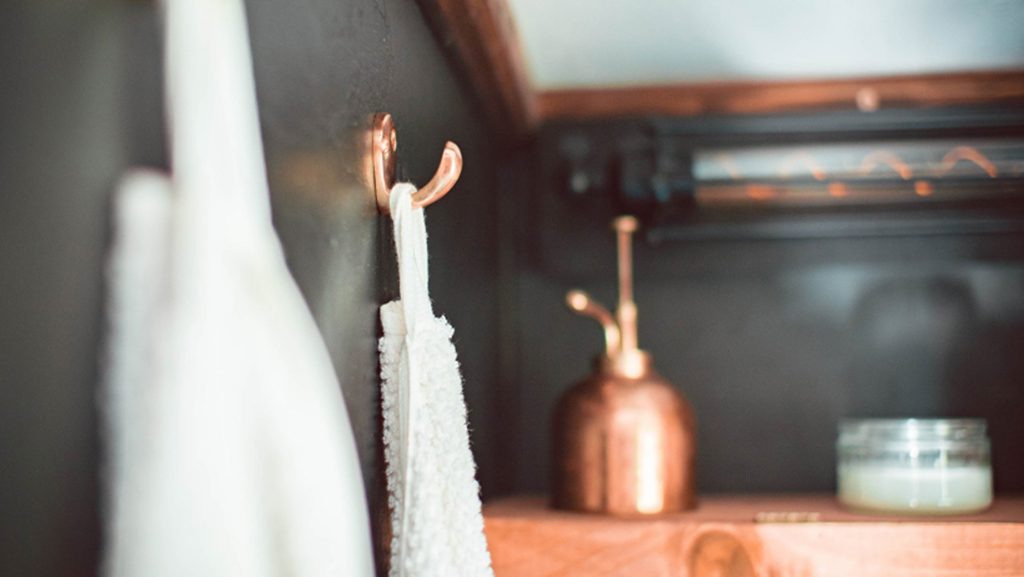 Salle de bain de Tiny House avec feuilles de pierre Flexi Pierre