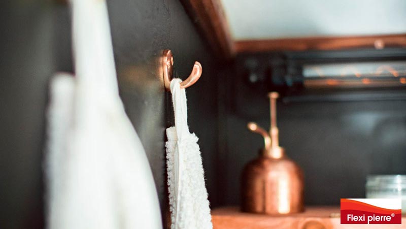 Feuille de pierre. Détail d'une salle de bains dans une Tiny House - Flexi-Pierre