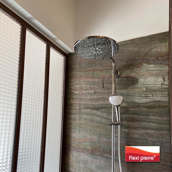 Salle de bain en pierre naturelle avec la feuille de pierre Flexi Pierre® référence Vert Europa.