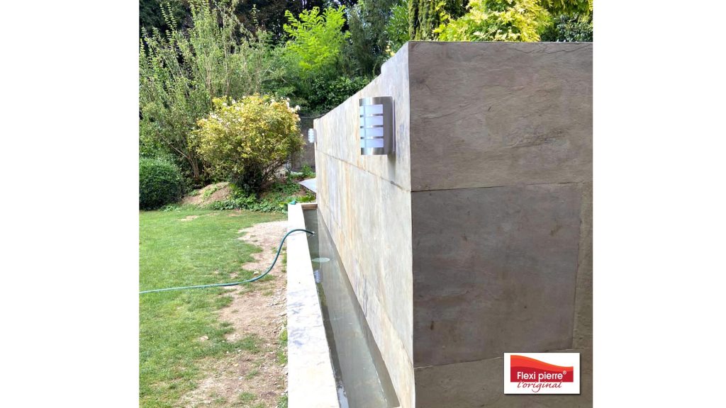 Feuille de pierre en piscine, utilisation de notre référence Brun Saturne pour une magnifique #piscine dans le jardin d'un château. 